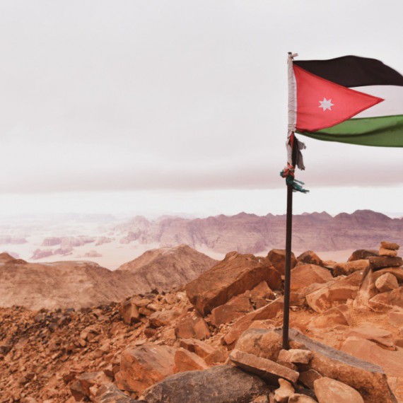 Jordánská vlajka na vrcholu hory Jabal Umm ad Dami.