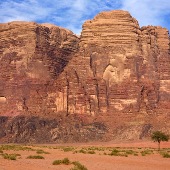 Skalní hora Jebel Um Ishrin.