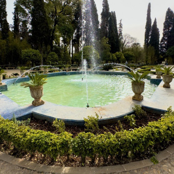 Fontána v zahradě Jnan Sbil.