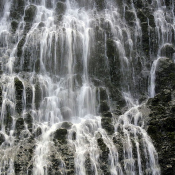 Proud vodopádů Karekare zblízka.
