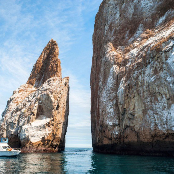 Skalní ostrov Kicker Rock.