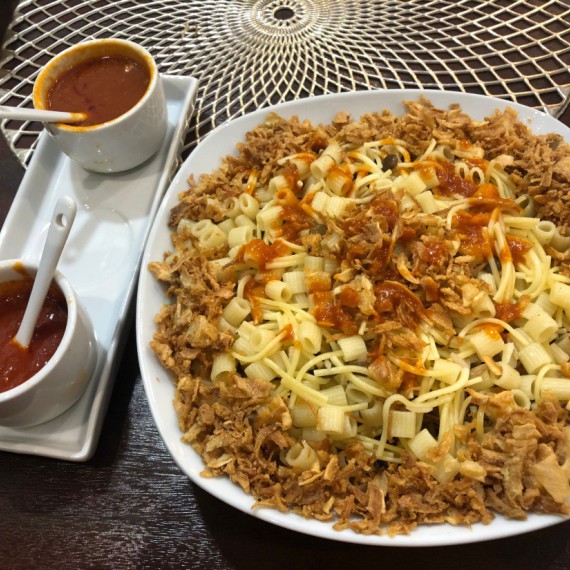 Tradiční pokrm koshari.