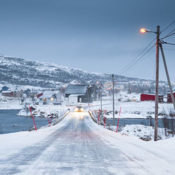 Ostrov Kvaløya během zimy.