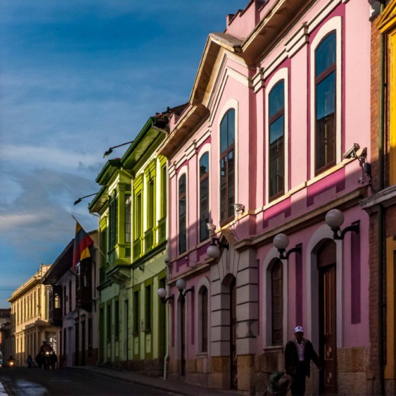 Barevné domy v městské čtvrti La Candelaria.