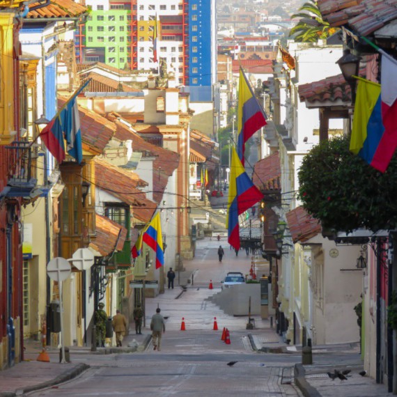 Vlajky v městské čtvrti La Candelaria.