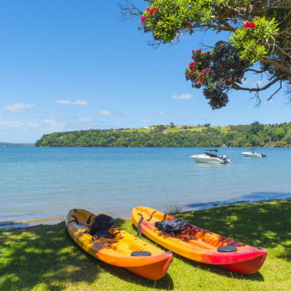 Kajaky na pobřeží vesnice Matakana.
