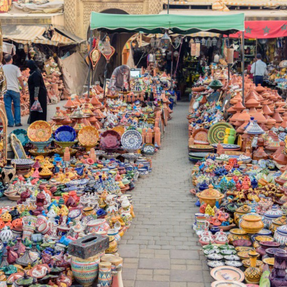 Pouliční trh ve městě Meknes.