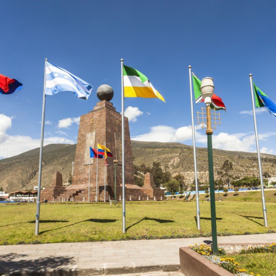 Vlajky u památníku Uprostřed světa.