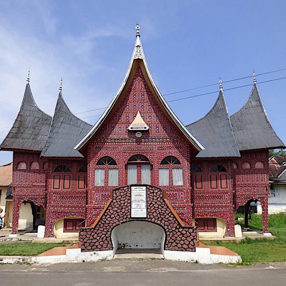 Minankabauská stavba.