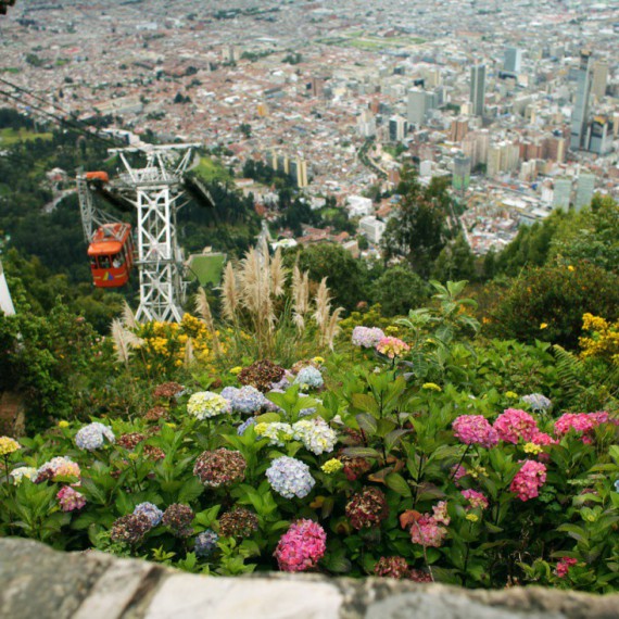 Lanovka z města na horu Monserrate.