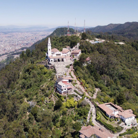 Letecký pohled na horu Monserrate.