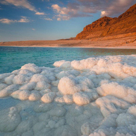 Solná formace na pobřeží Mrtvého moře.