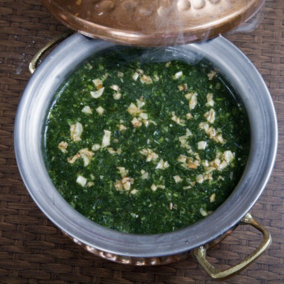 Polévka mulukhiyah.