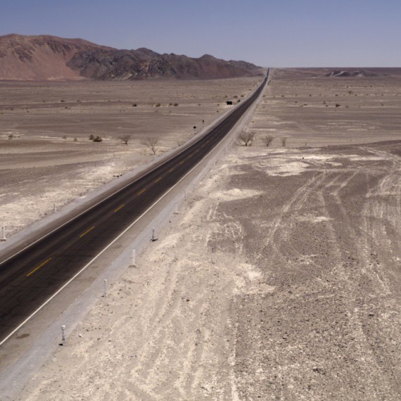 Silnice v pouštní oblasti Nazca.
