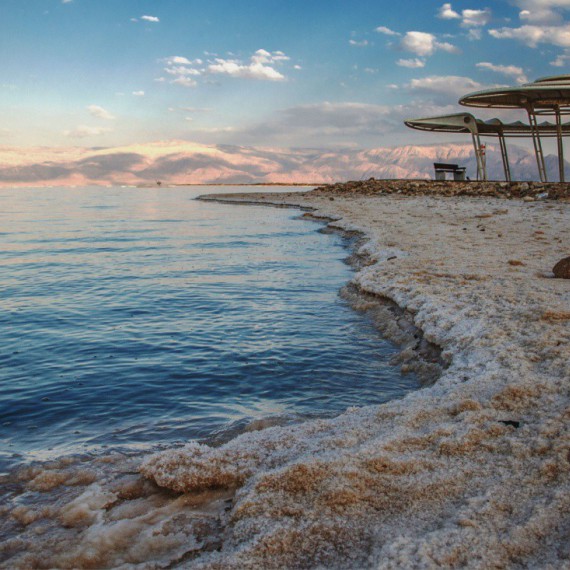 Pobřeží Mrtvého moře ve vesnici Neve Zohar.