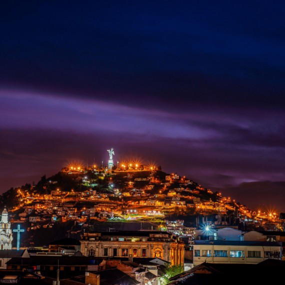 Kopec El Panecillo v noci.