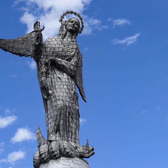 Monument na kopci El Panecillo.