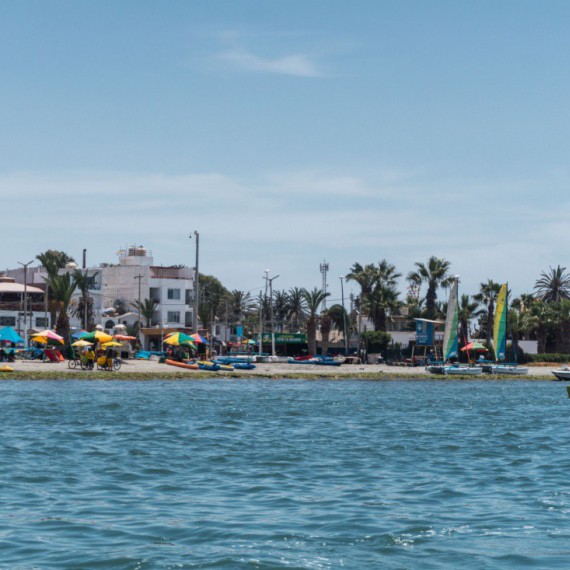 Město Paracas a místní pláž.