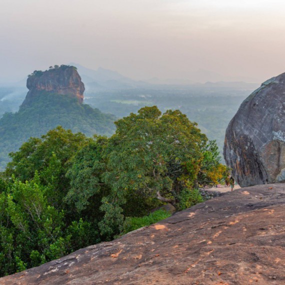 Pohled na Lví skálu Sigiriya ze skály Pidurangala.