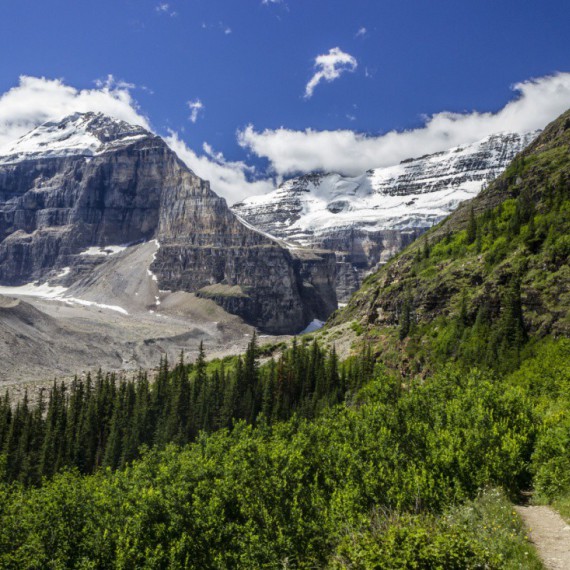 Pěší stezka Plain of Six Glaciers.
