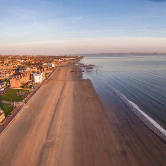 Pohled z výšky na pláž Portobello.