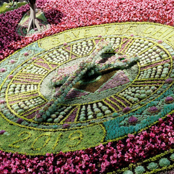 Květinové hodiny v parku u ulice Princes Street.