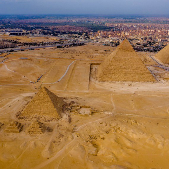 Pohled z výšky na pyramidy v Gíze.