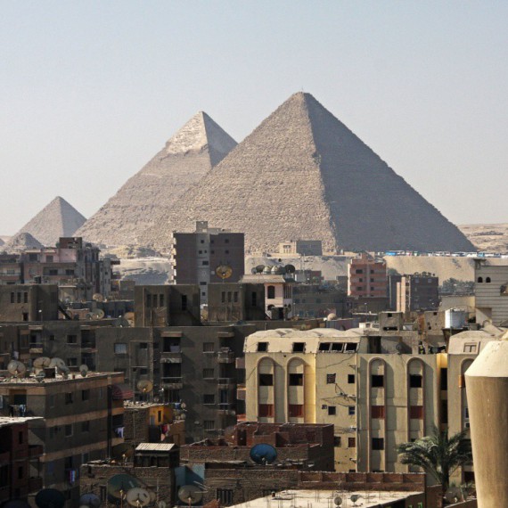 Pohled na pyramidy z města.