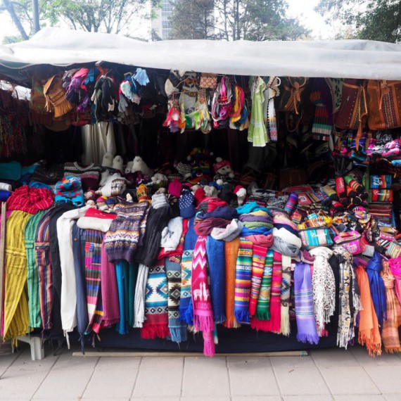 Stánek se suvenýry ve městě Quito.