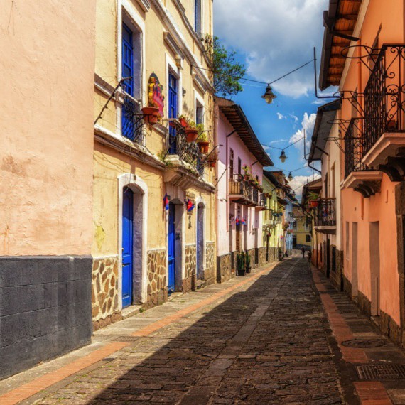 Historická ulička ve městě Quito.