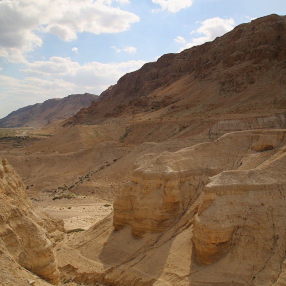 Hory v archeologickém nalezišti Kumrán.