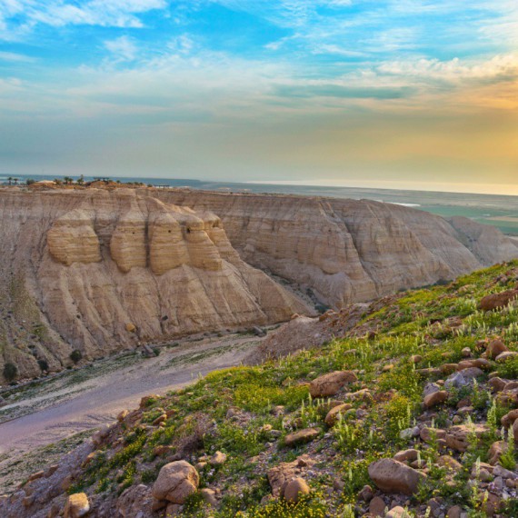 Východ slunce nad archeologickým nalezištěm Kumrán.