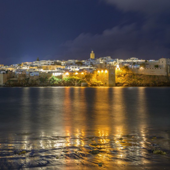 Noční pohled na město Rabat.