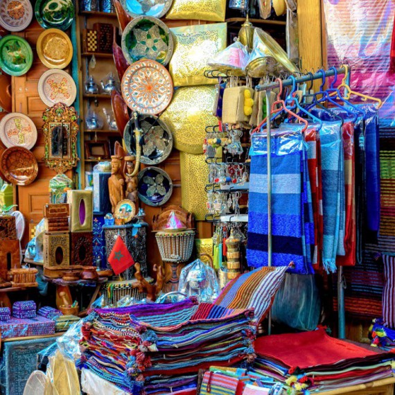 Stánek se suvenýry ve městě Rabat.