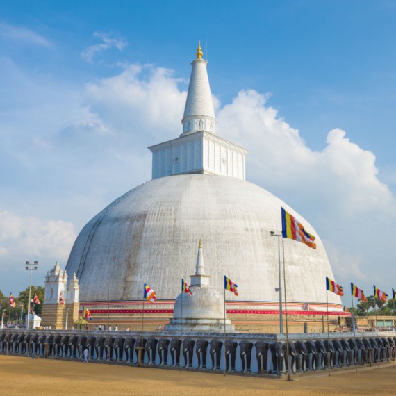 Chrám Ruwanwelisaya ve městě Anuradhapura.