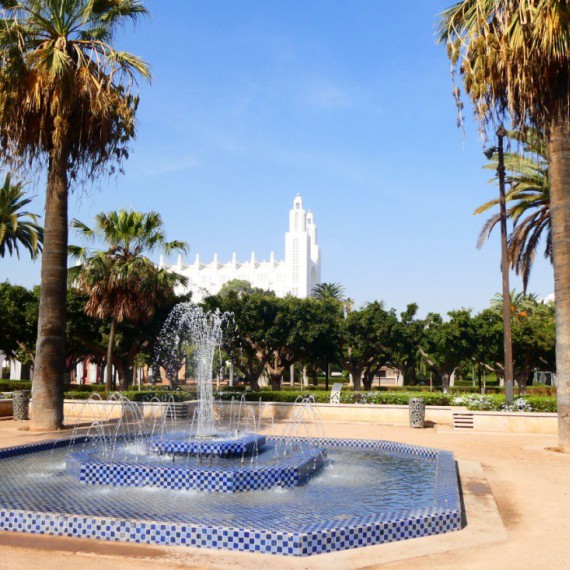 Fontána a park v okolí katedrály.