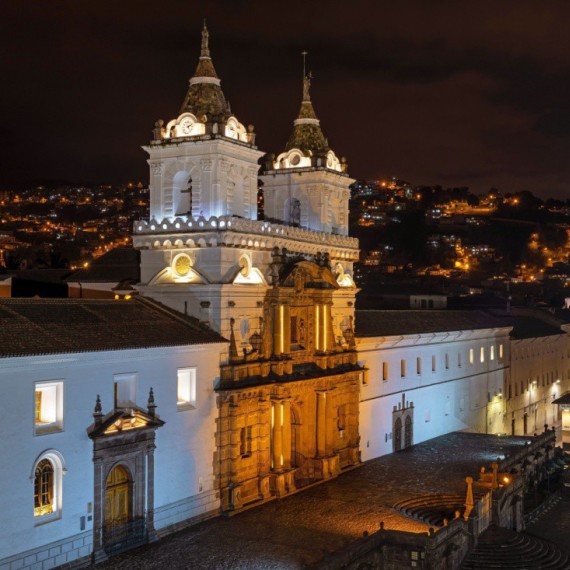 Kostel San Francisco v noci.