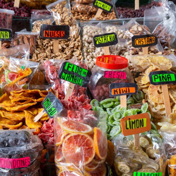 Stánek se sušeným ovocem na tržišti San Pedro.