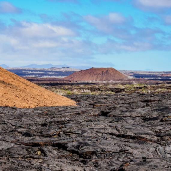 Zemský povrch ostrova Santiago.