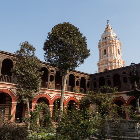 Nádvoří kláštera Santo Domingo.