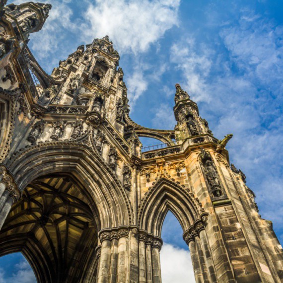 Detail památníku Scott Monument.