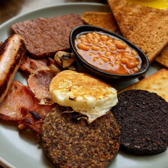 Typická skotská snídaně.