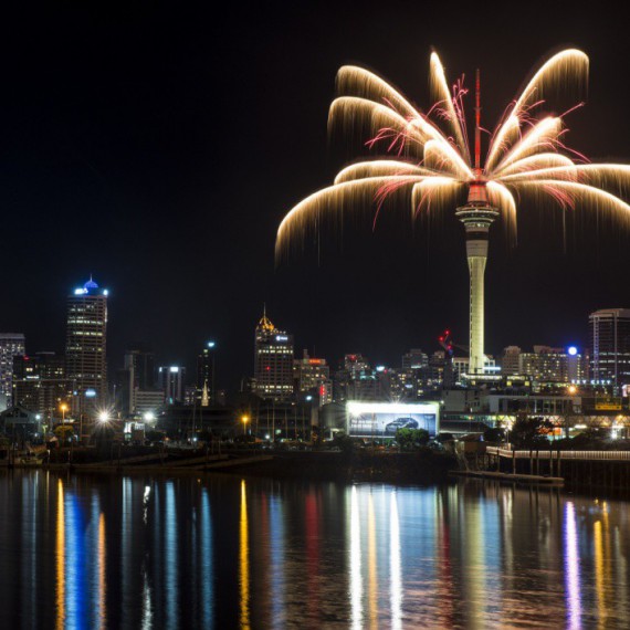 Ohňostroj na televizní věží Sky Tower.