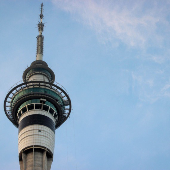 Detail vrcholu věže Sky Tower.