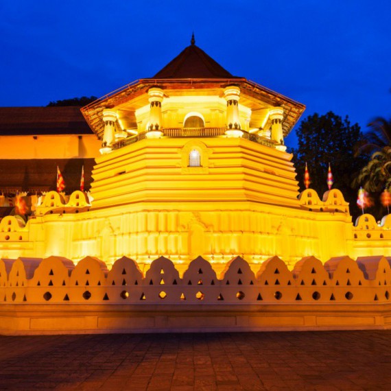 Osvětlený Chrám buddhova zubu.