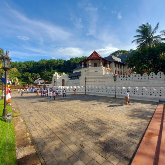 Chrám buddhova zubu z jiného pohledu.