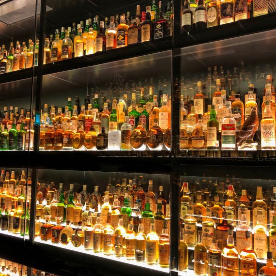 Sbírka lahví whisky v The Scotch Whisky Experience.