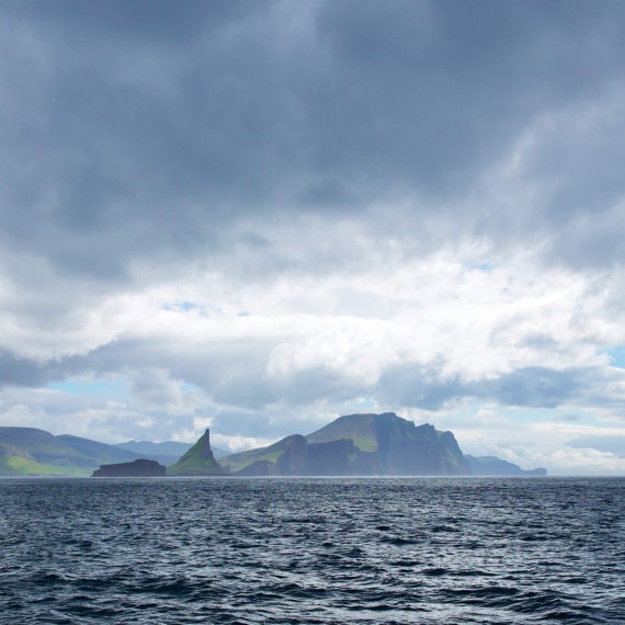 Tindhólmur a Drangarnir