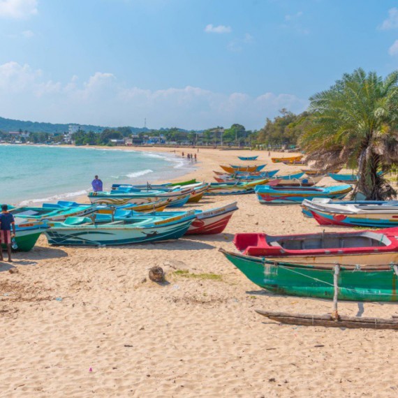 Tradiční rybářské lodě ve městě Trincomalee.