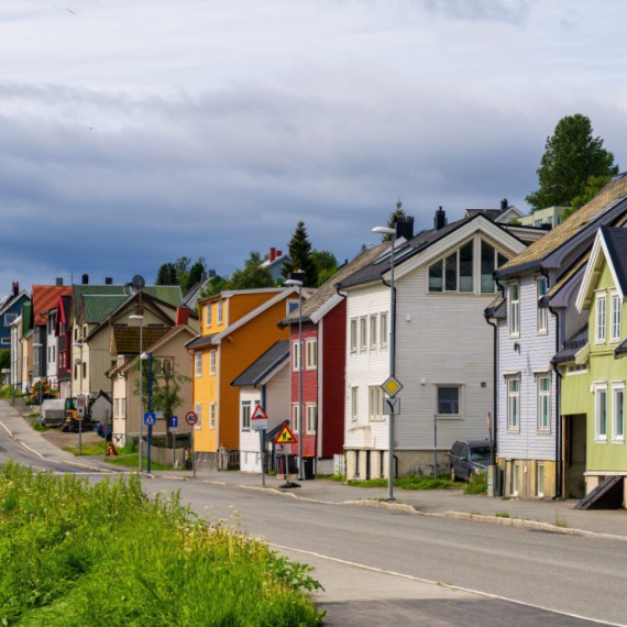 Typické barevné domy ve městě Tromsø.